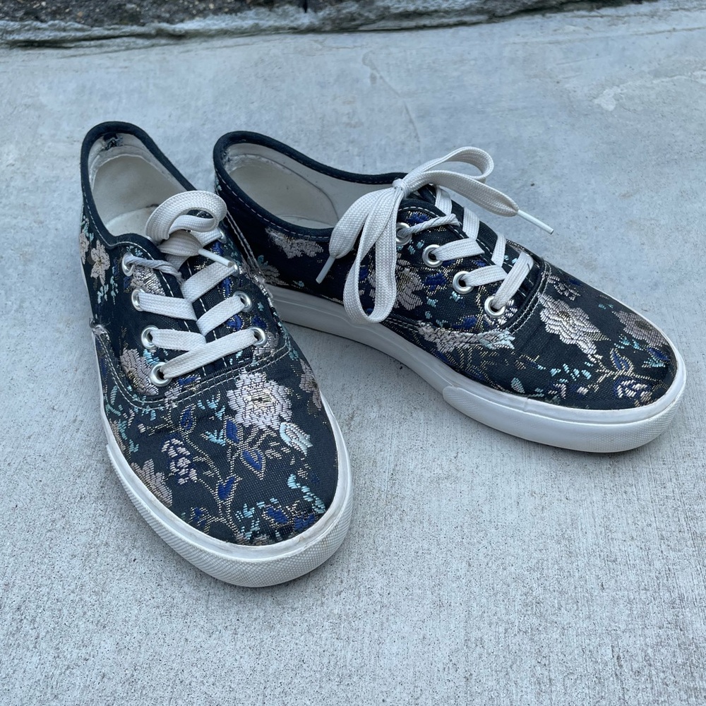 Embroidered canvas sneakers